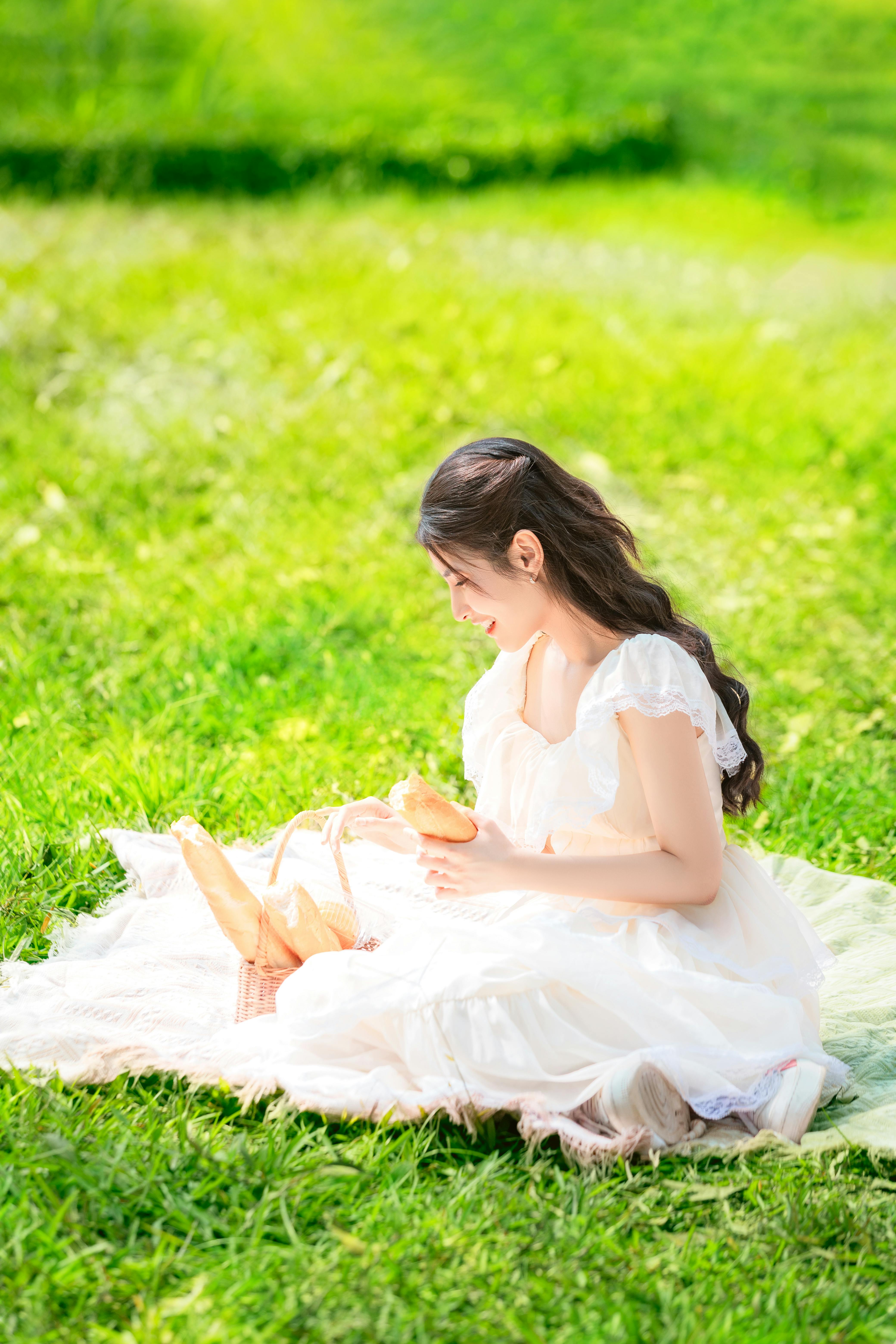 穿搭参考图：领口与肩部结构示意