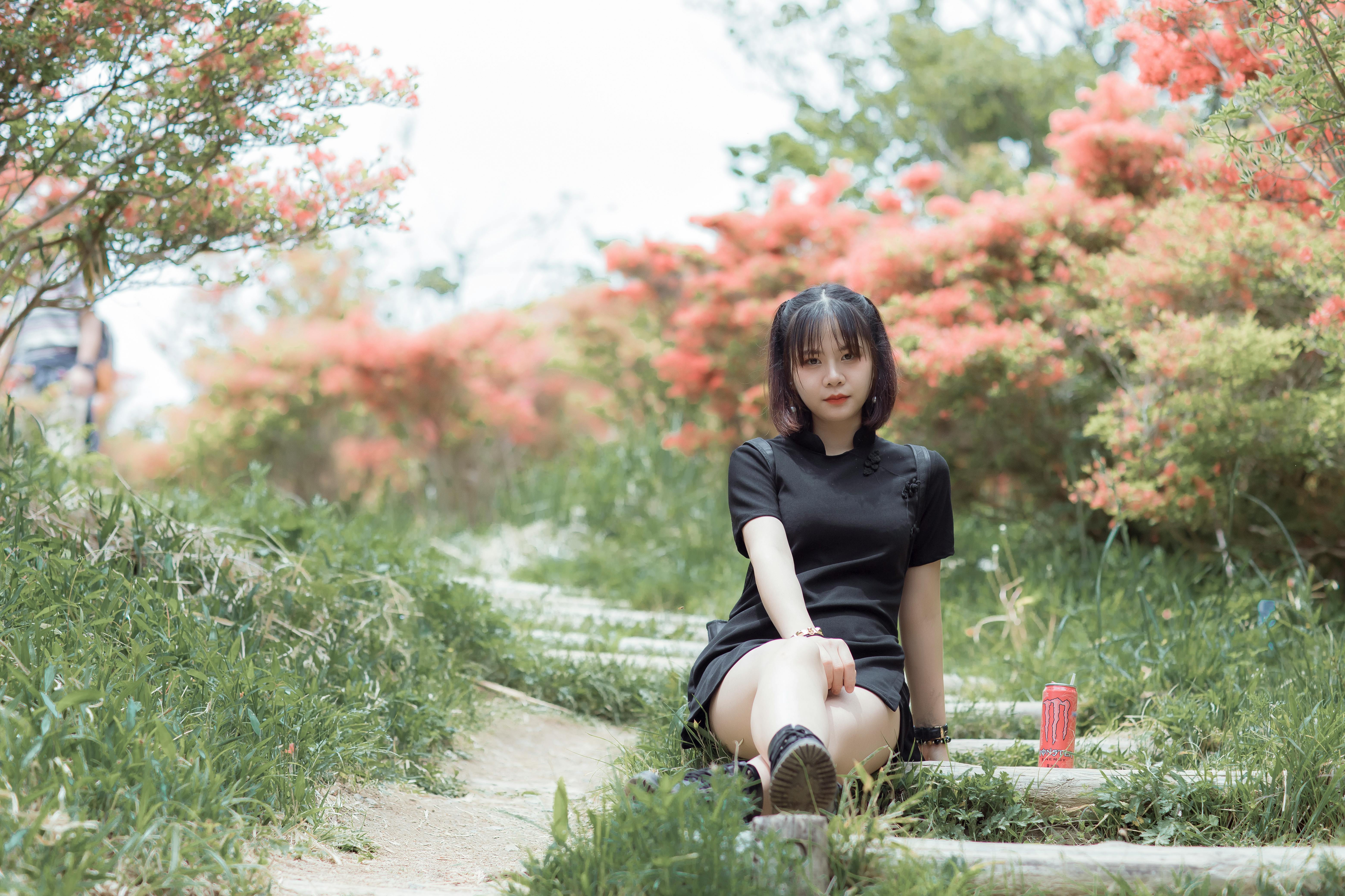 穿搭参考图：修身与标准合身对比示意